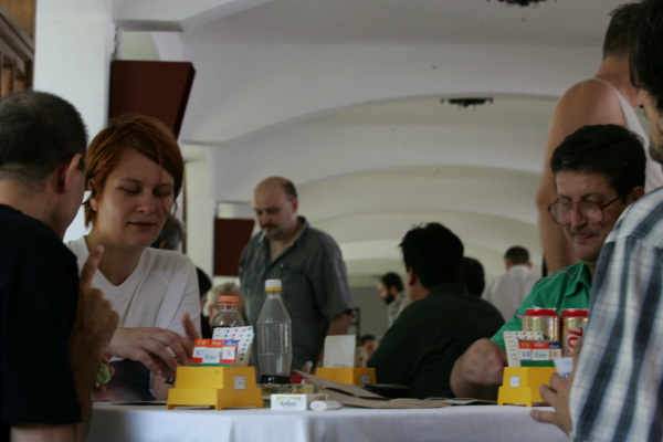 Adela in prim plan, se mai vede o cafea la sticla si doua beri la cutie.